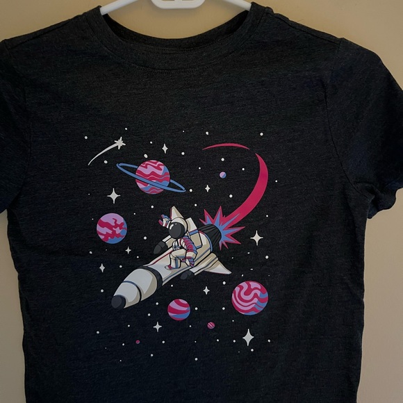 ▫️CAT & JACK: Boy’s size M, charcoal short sleeve t-shirt w/space theme▫️ - Picture 4 of 5
